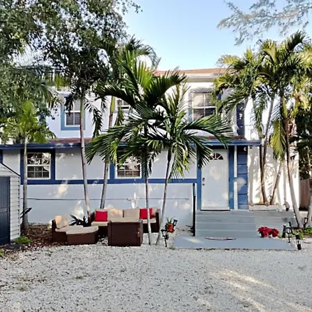 Private Rooms At Miami Centrally Located With Free Parking